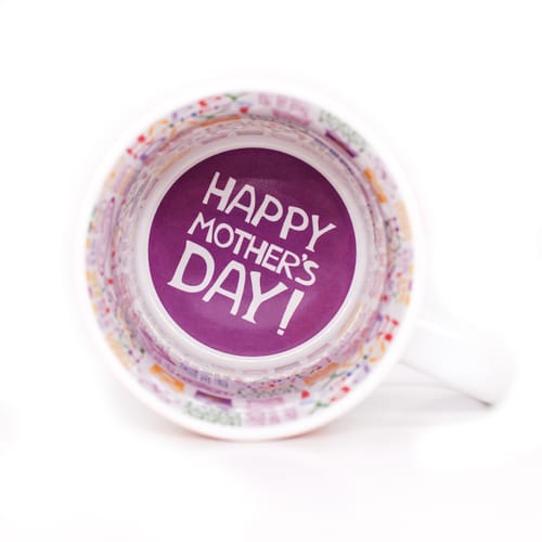 Бяла чаша с надписи "Happy Mother`s DAY!" от вътрешната страна