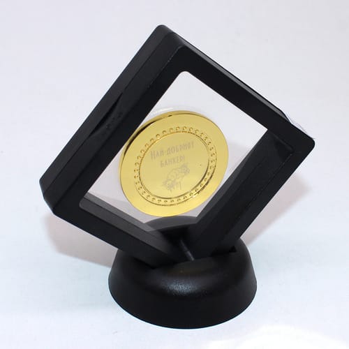 Златиста монета с текст: "Банкер на годината!"