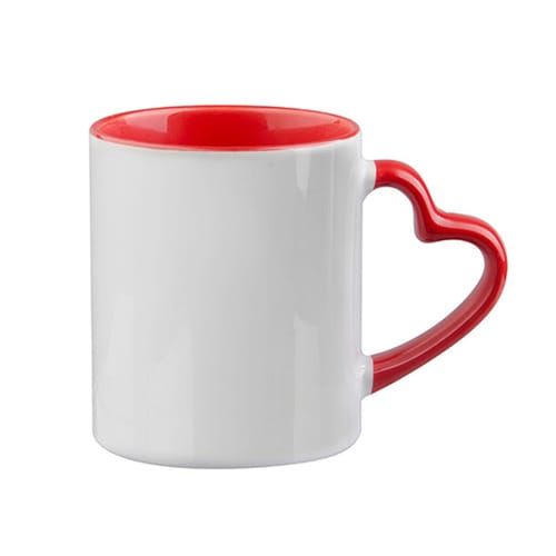 Бяла чаша с червена вътрешност и дръжка червено сърце