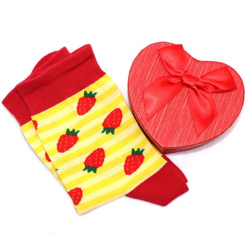 Чорапи в кутия сърце - жълти с ягодки
