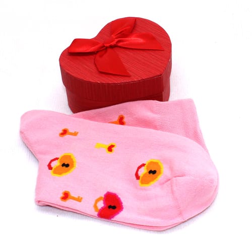 Чорапи в кутия сърце - розови с катинарче