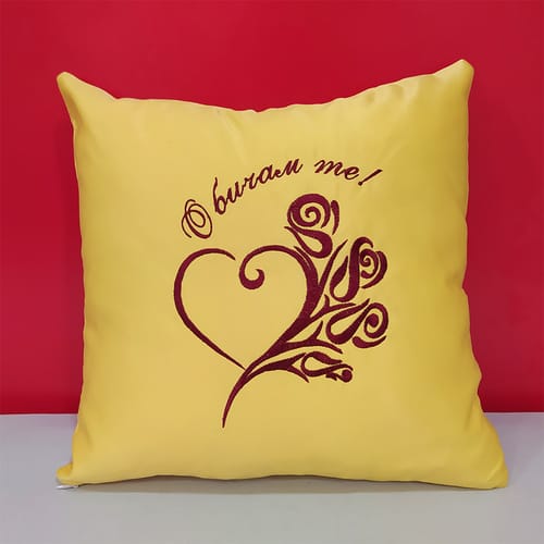 Възглавничка жълта с бродерия сърце-роза и "Обичам те!"