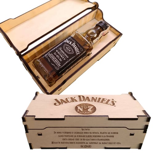 Дървена кутийка с бутилка Jack Daniel's (50 ml), с пожелание за абитуриент
