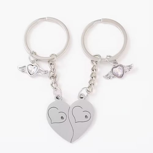 Метален ключодържател „Две половини – едно сърце“❤️