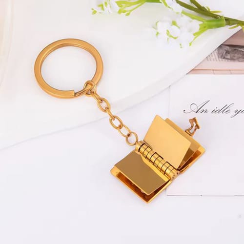 📖Ключодържател. колие „Мини книжка“ от златист метал – със страници за гравиране