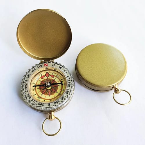 Компас сувенир с капак и халка и фосфоресциращи ринг и стрелка, цвят старо злато